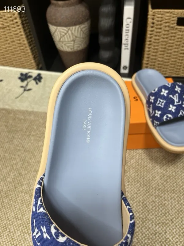 P320💰[New model] Long-term availability, 2025 new model, couple model [LOUlS VUlTTON] comes with drawer box, bag, card, invoice "Louis Vuitton ~ unique modern sandals. 》LV counter purchasing 🏃Men's and women's casual slippers, sold at the same time at the counter, the original old flower material upper is soft and comfortable, (refuses to discolor and rub the feet) sole: original factory special combination original sole, code number: 35--46 4 multiple colors 🉑️ to choose from